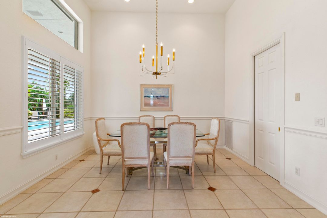 合同活跃: $4,350,000 (4 贝兹, 5 浴室, 8401 平方英尺)