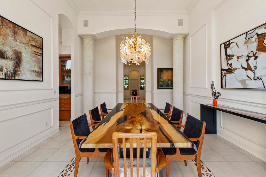 合同活跃: $4,350,000 (4 贝兹, 5 浴室, 8401 平方英尺)