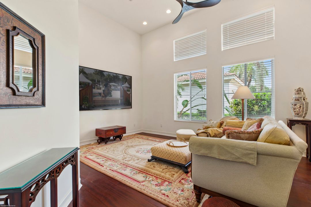 合同活跃: $4,350,000 (4 贝兹, 5 浴室, 8401 平方英尺)