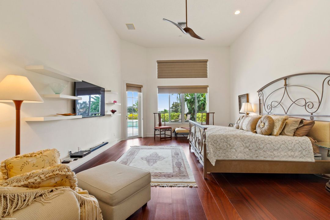 合同活跃: $4,350,000 (4 贝兹, 5 浴室, 8401 平方英尺)