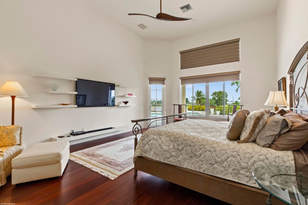 合同活跃: $4,350,000 (4 贝兹, 5 浴室, 8401 平方英尺)