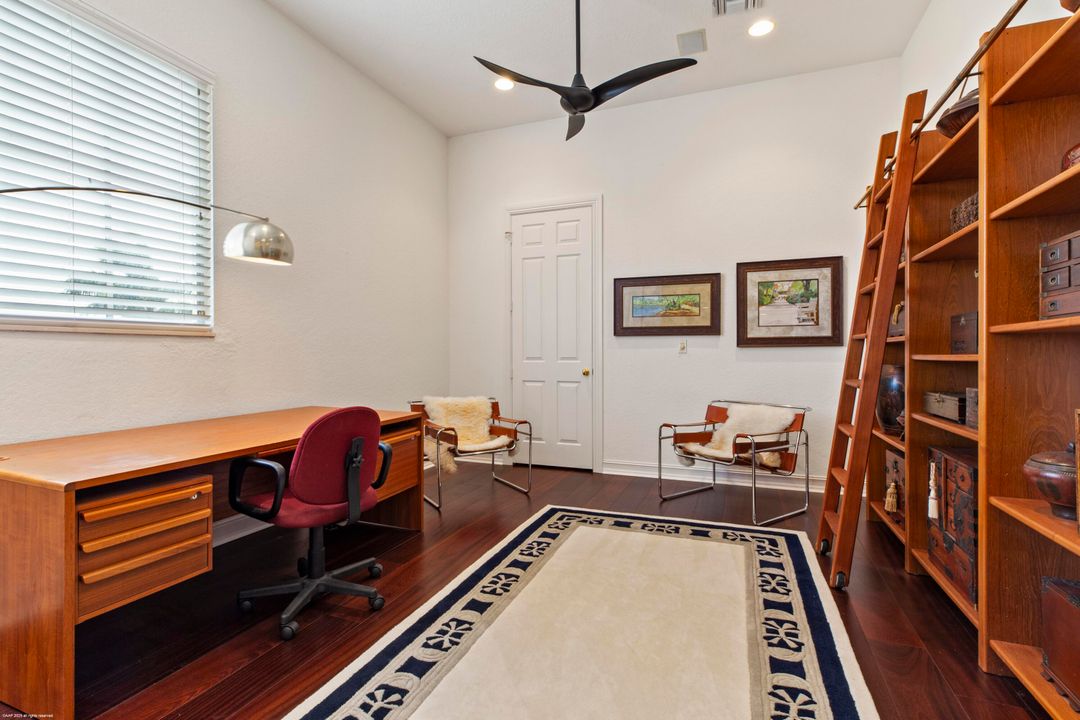 合同活跃: $4,350,000 (4 贝兹, 5 浴室, 8401 平方英尺)