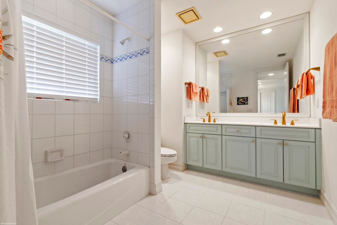 合同活跃: $4,350,000 (4 贝兹, 5 浴室, 8401 平方英尺)