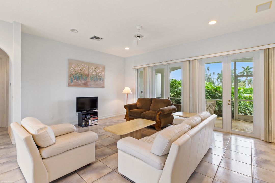 合同活跃: $4,350,000 (4 贝兹, 5 浴室, 8401 平方英尺)