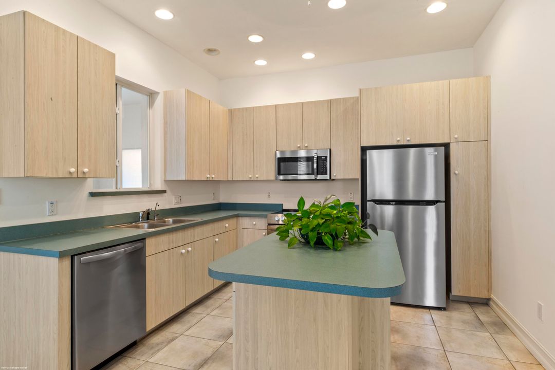 合同活跃: $4,350,000 (4 贝兹, 5 浴室, 8401 平方英尺)