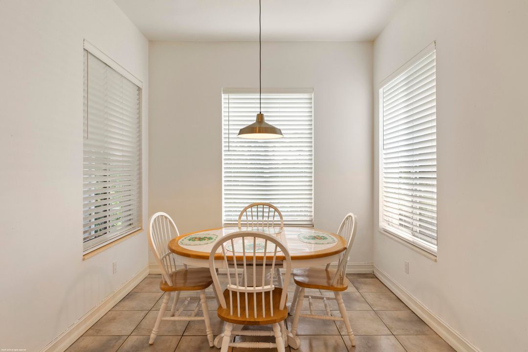 合同活跃: $4,350,000 (4 贝兹, 5 浴室, 8401 平方英尺)