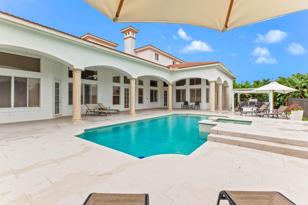 合同活跃: $4,350,000 (4 贝兹, 5 浴室, 8401 平方英尺)