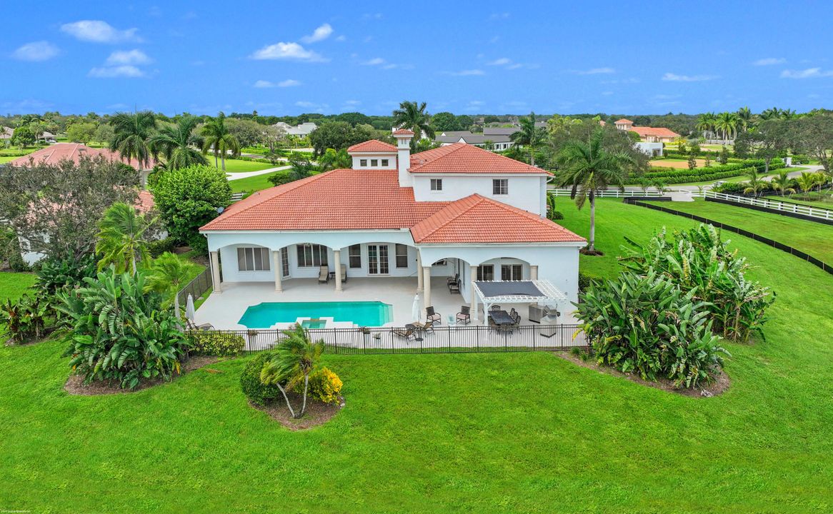 合同活跃: $4,350,000 (4 贝兹, 5 浴室, 8401 平方英尺)