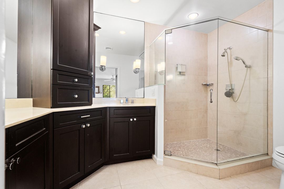 合同活跃: $324,999 (2 贝兹, 2 浴室, 1334 平方英尺)