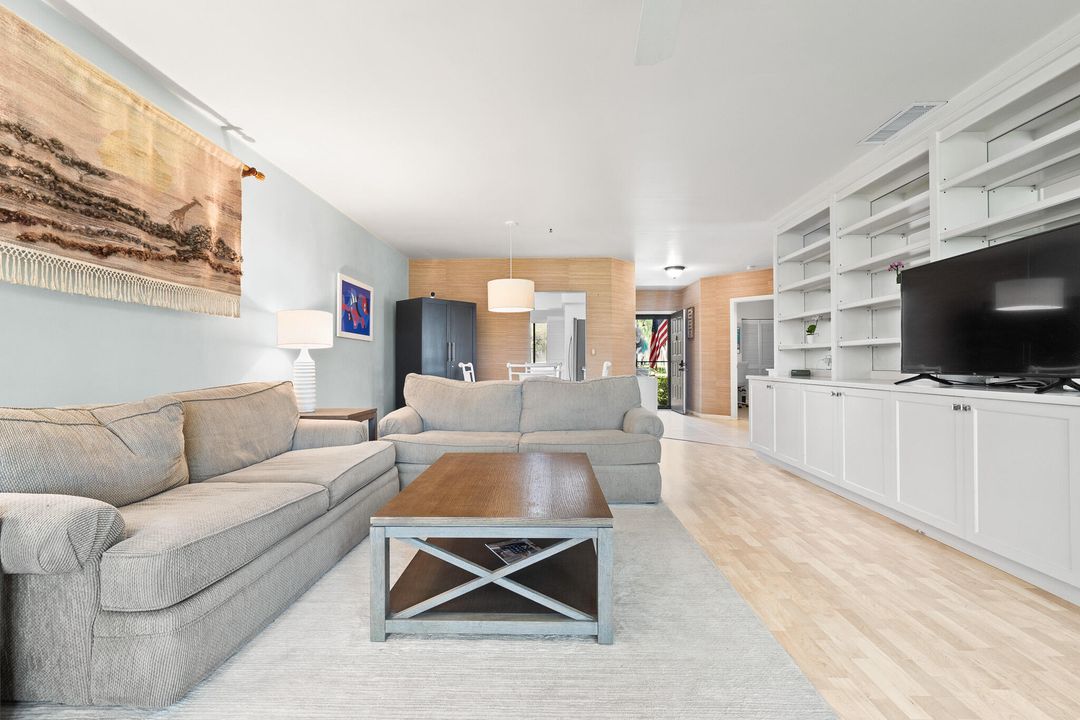 合同活跃: $324,999 (2 贝兹, 2 浴室, 1334 平方英尺)