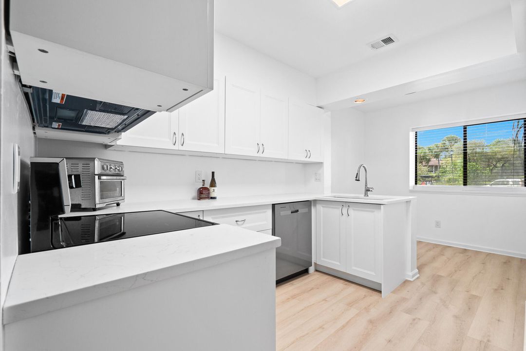 合同活跃: $324,999 (2 贝兹, 2 浴室, 1334 平方英尺)