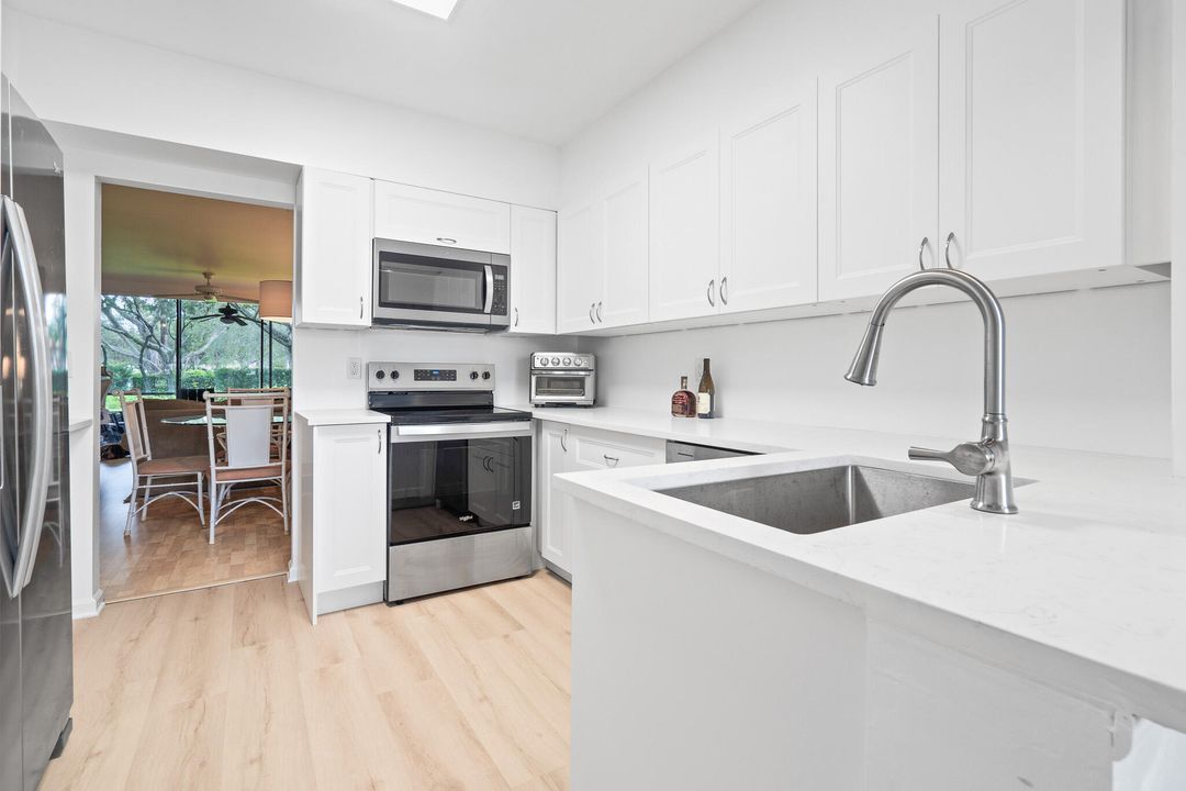 合同活跃: $324,999 (2 贝兹, 2 浴室, 1334 平方英尺)