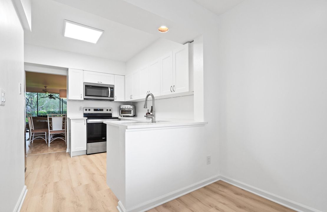 合同活跃: $324,999 (2 贝兹, 2 浴室, 1334 平方英尺)