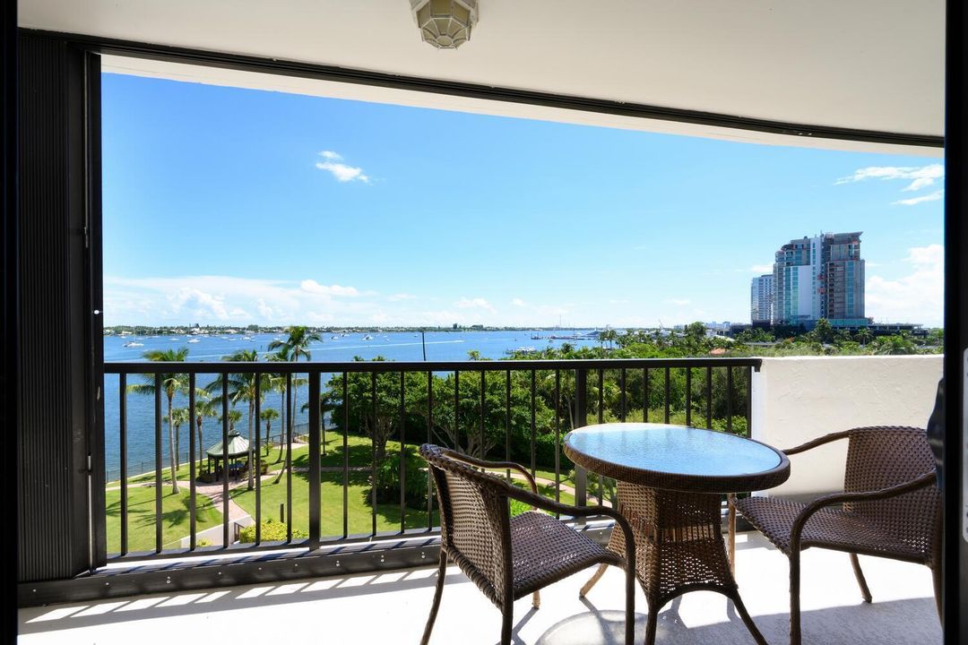 Под контрактом: $3,500 (2 спален, 2 ванн, 1235 Квадратных фут)