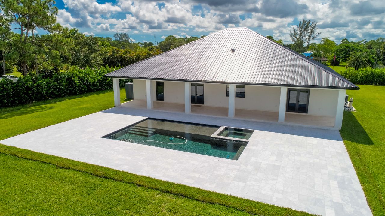 Под контрактом: $1,240,000 (5 спален, 3 ванн, 2763 Квадратных фут)