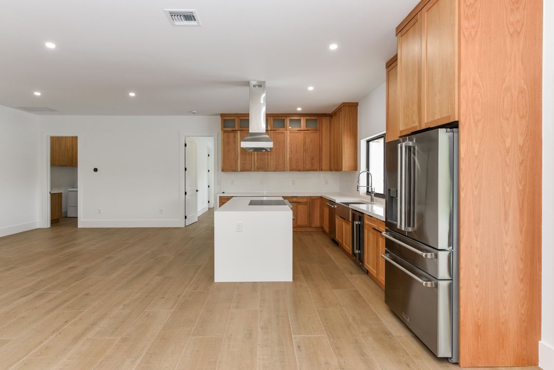 Под контрактом: $1,240,000 (5 спален, 3 ванн, 2763 Квадратных фут)