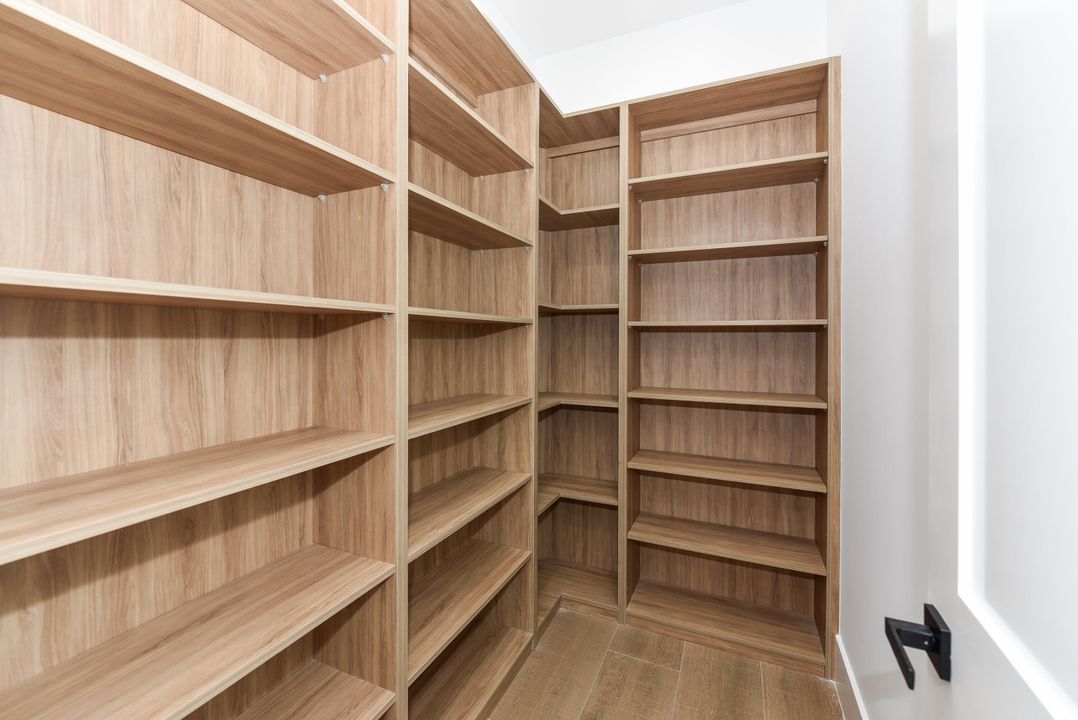 Под контрактом: $1,240,000 (5 спален, 3 ванн, 2763 Квадратных фут)