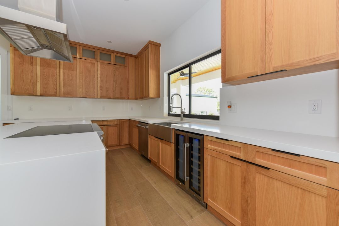 Под контрактом: $1,240,000 (5 спален, 3 ванн, 2763 Квадратных фут)