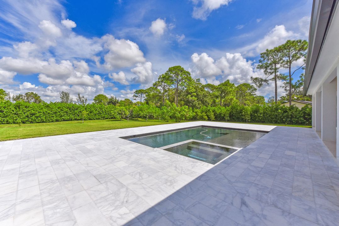 Под контрактом: $1,240,000 (5 спален, 3 ванн, 2763 Квадратных фут)