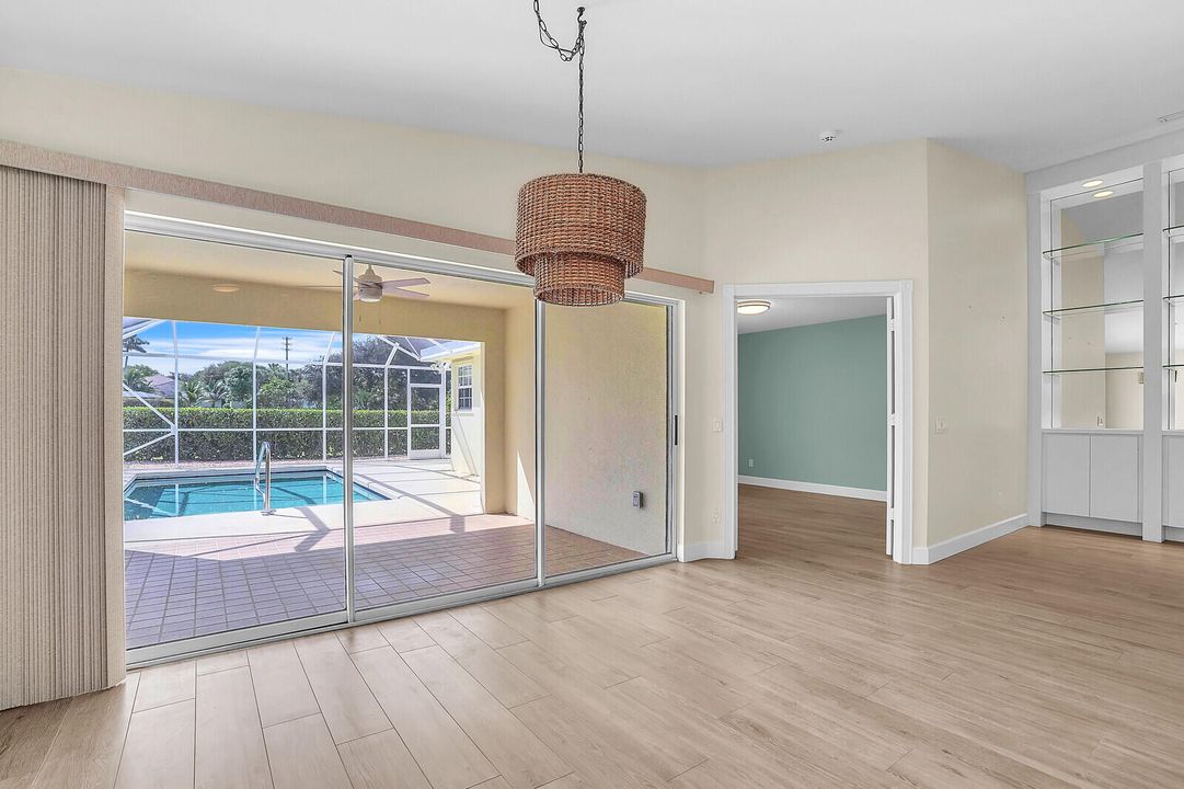 合同活跃: $599,000 (2 贝兹, 2 浴室, 1371 平方英尺)