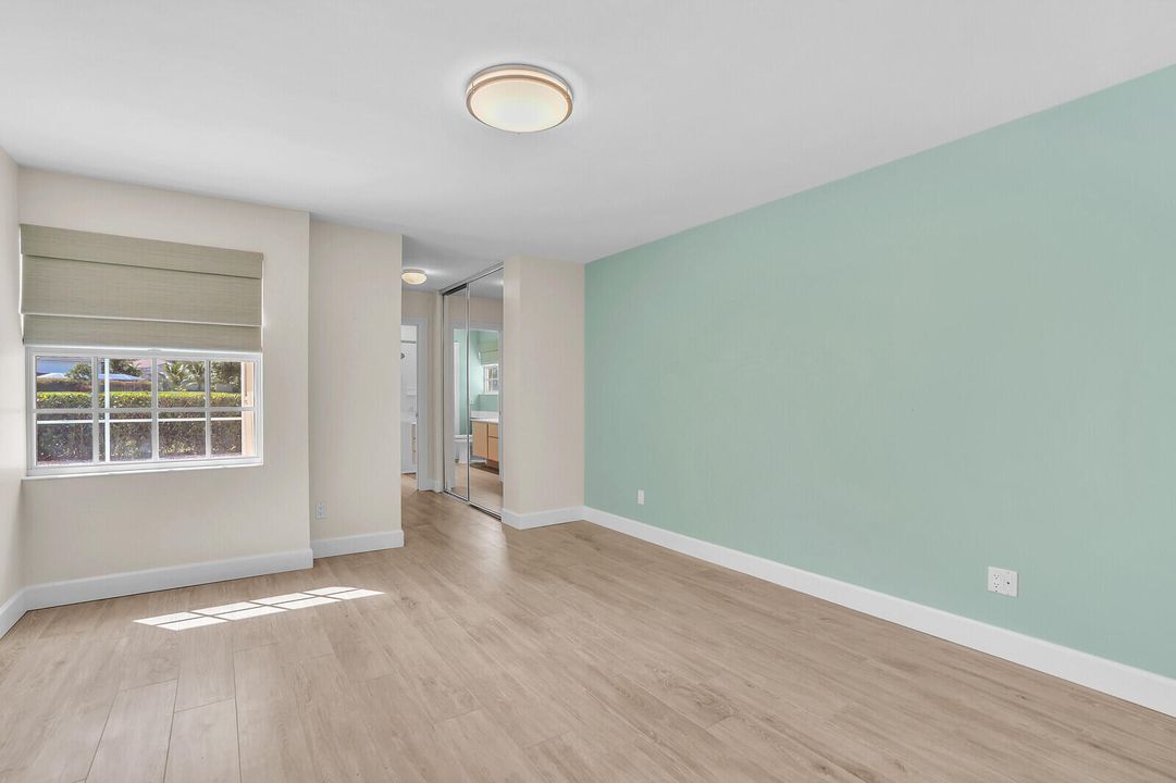 合同活跃: $599,000 (2 贝兹, 2 浴室, 1371 平方英尺)