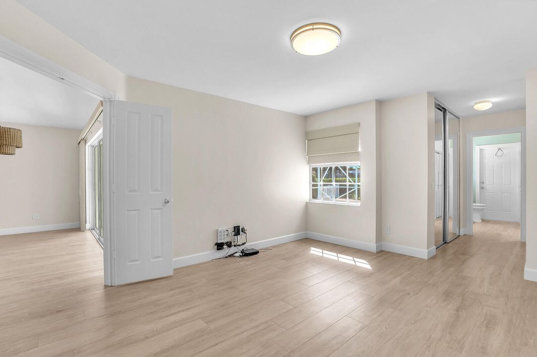 合同活跃: $599,000 (2 贝兹, 2 浴室, 1371 平方英尺)