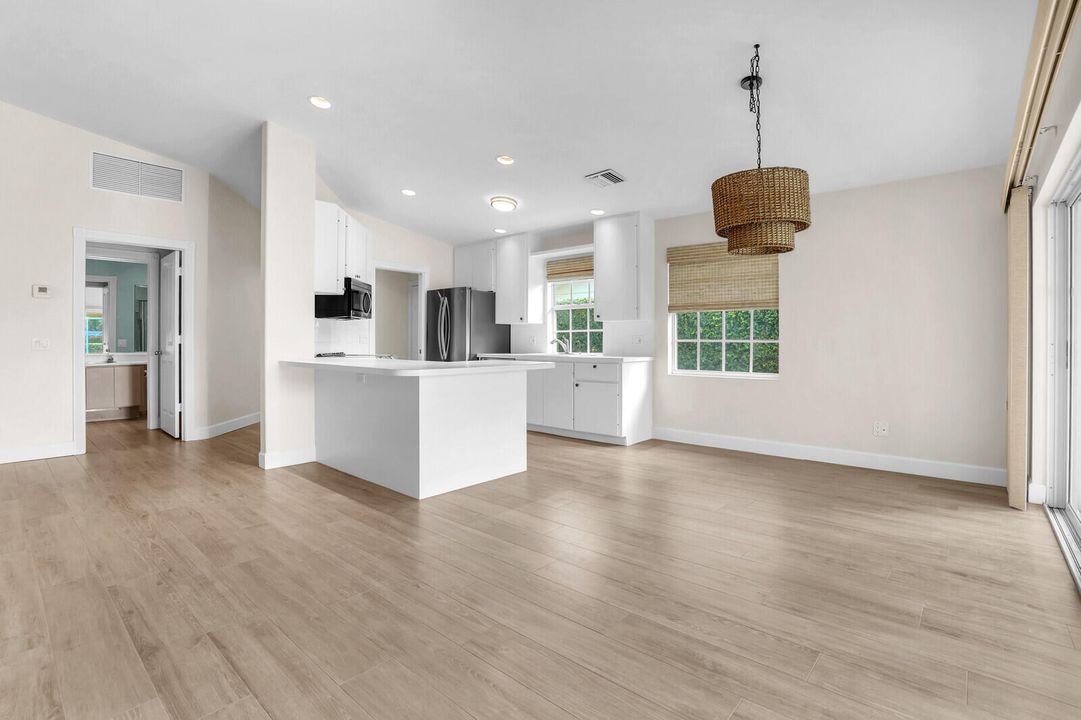 合同活跃: $599,000 (2 贝兹, 2 浴室, 1371 平方英尺)