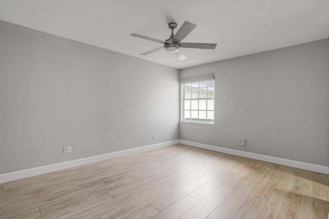 合同活跃: $599,000 (2 贝兹, 2 浴室, 1371 平方英尺)