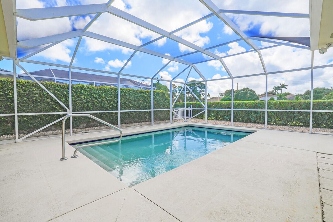 合同活跃: $599,000 (2 贝兹, 2 浴室, 1371 平方英尺)