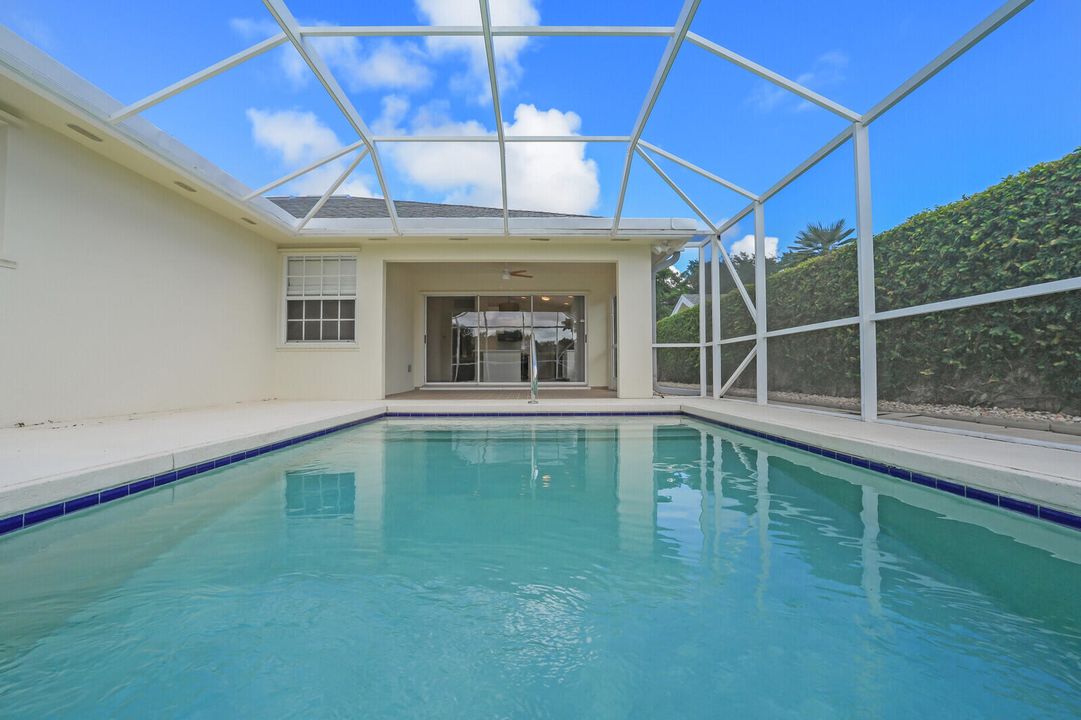 合同活跃: $599,000 (2 贝兹, 2 浴室, 1371 平方英尺)