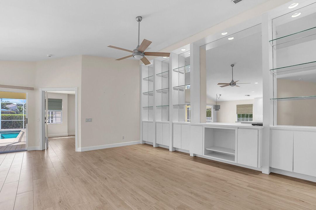 合同活跃: $599,000 (2 贝兹, 2 浴室, 1371 平方英尺)