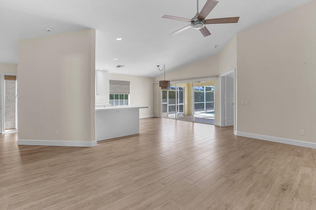 合同活跃: $599,000 (2 贝兹, 2 浴室, 1371 平方英尺)