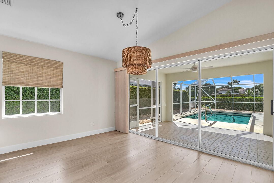 合同活跃: $599,000 (2 贝兹, 2 浴室, 1371 平方英尺)