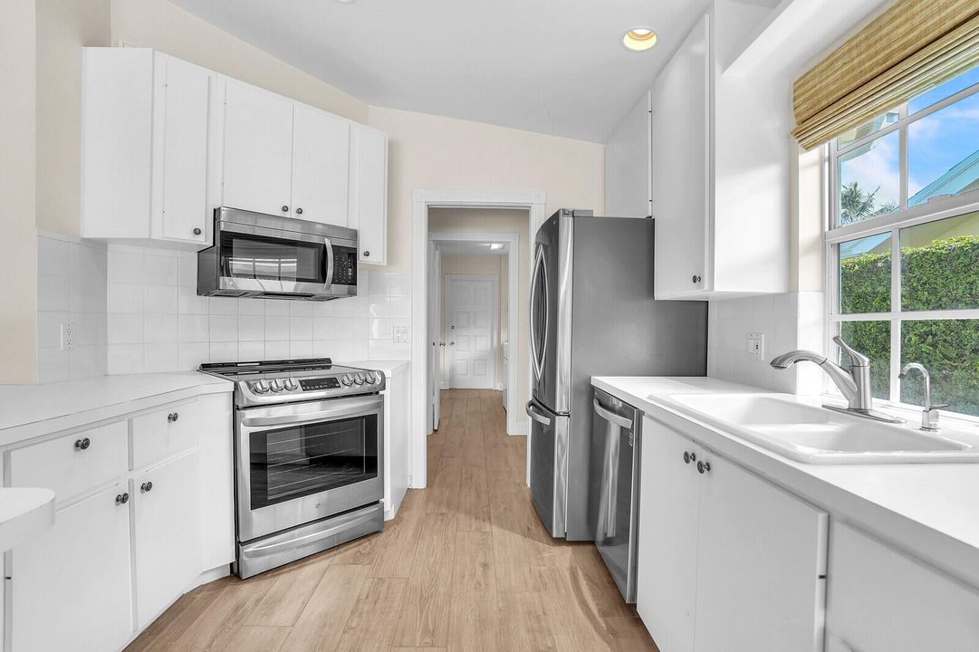 合同活跃: $599,000 (2 贝兹, 2 浴室, 1371 平方英尺)