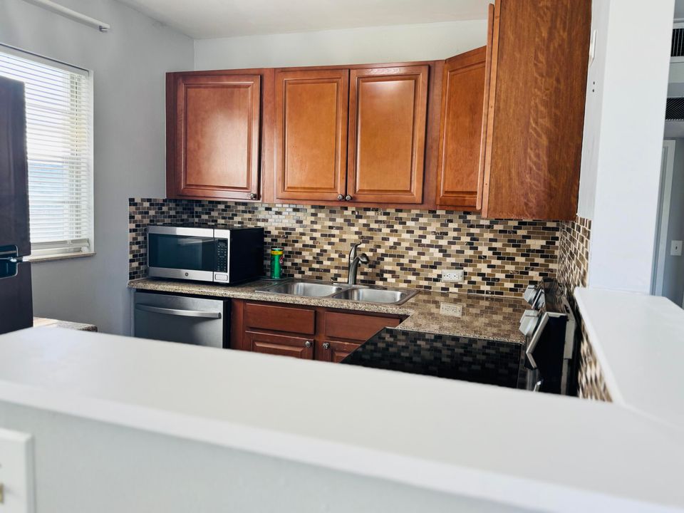 На продажу: $139,900 (2 спален, 1 ванн, 835 Квадратных фут)