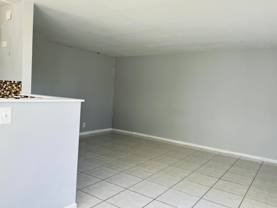 На продажу: $139,900 (2 спален, 1 ванн, 835 Квадратных фут)