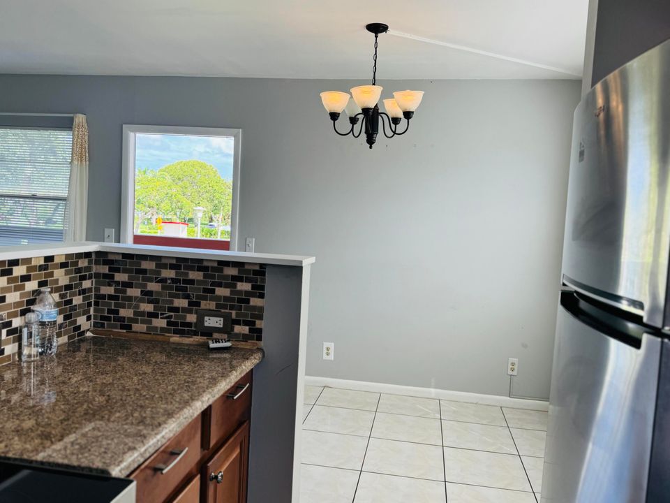 На продажу: $139,900 (2 спален, 1 ванн, 835 Квадратных фут)