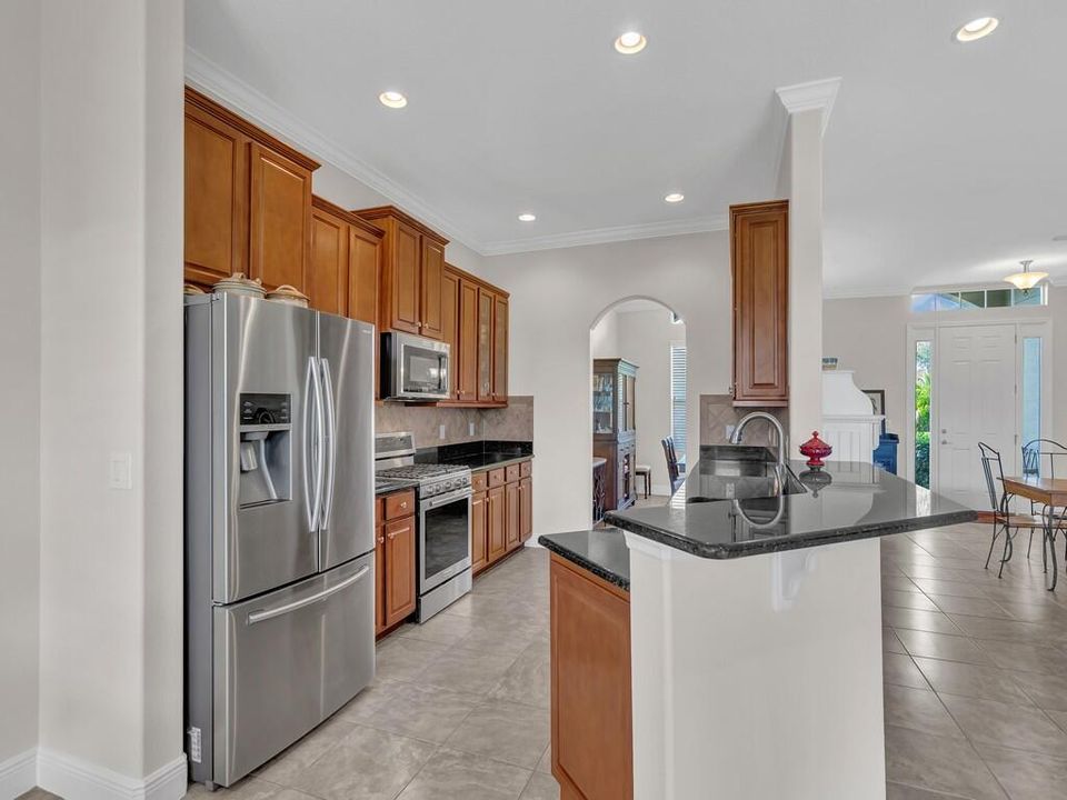 合同活跃: $564,900 (3 贝兹, 2 浴室, 2230 平方英尺)