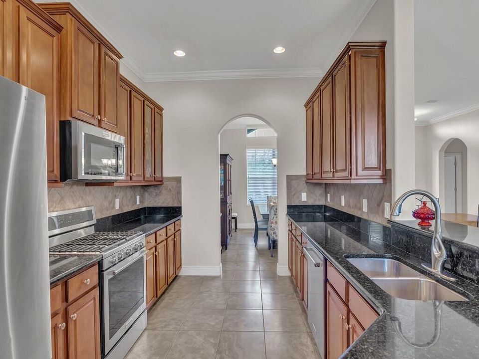 合同活跃: $564,900 (3 贝兹, 2 浴室, 2230 平方英尺)