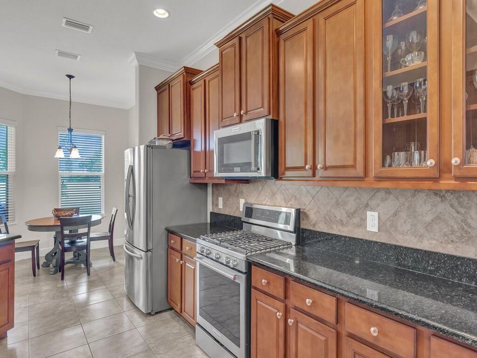 合同活跃: $564,900 (3 贝兹, 2 浴室, 2230 平方英尺)