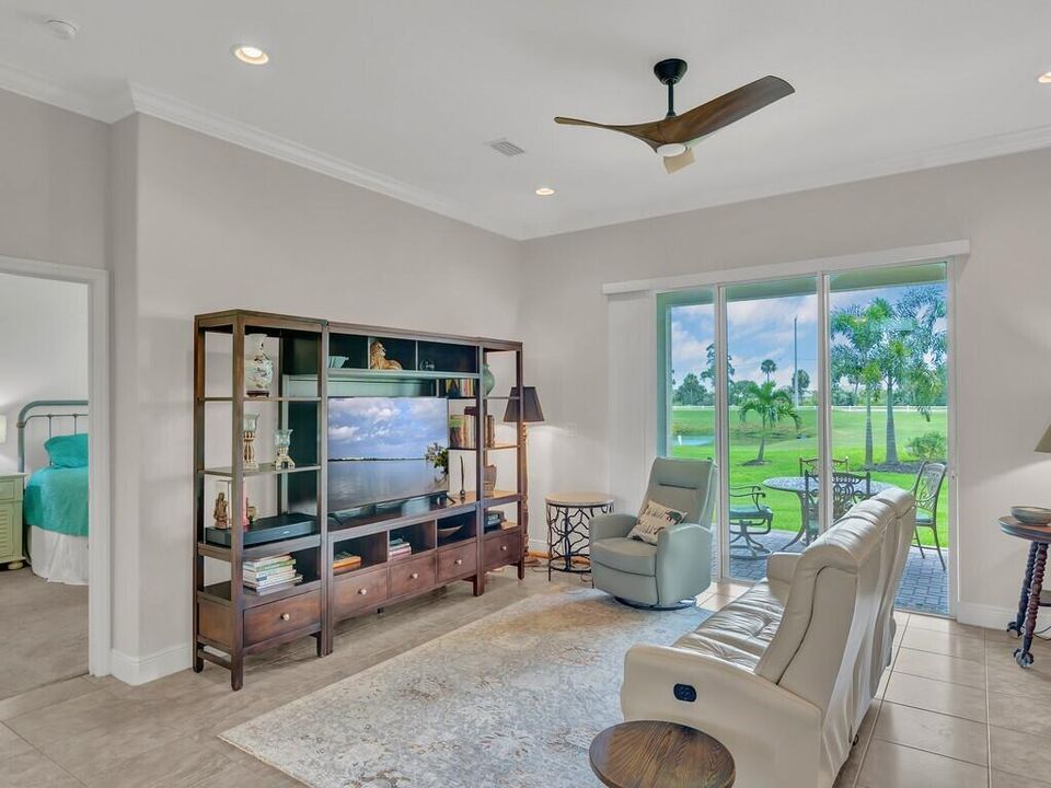 合同活跃: $564,900 (3 贝兹, 2 浴室, 2230 平方英尺)