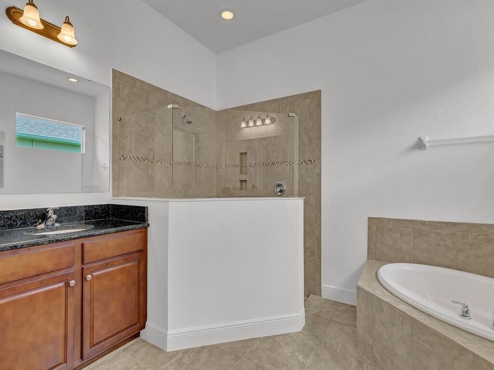 合同活跃: $564,900 (3 贝兹, 2 浴室, 2230 平方英尺)