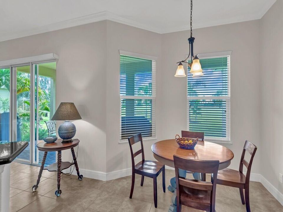 合同活跃: $564,900 (3 贝兹, 2 浴室, 2230 平方英尺)