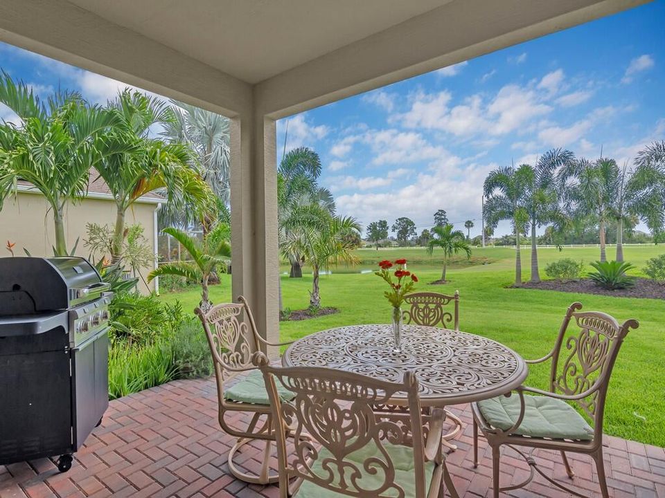 合同活跃: $564,900 (3 贝兹, 2 浴室, 2230 平方英尺)