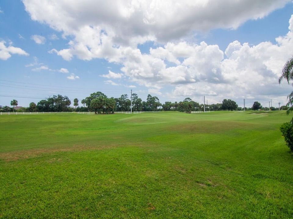 合同活跃: $564,900 (3 贝兹, 2 浴室, 2230 平方英尺)