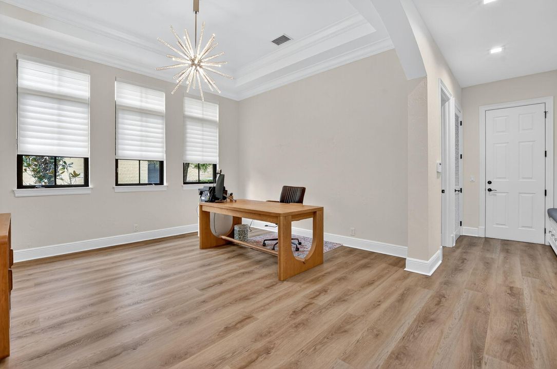 Active With Contract: $2,499,000 (6 beds, 4 baths, 4740 Square Feet)