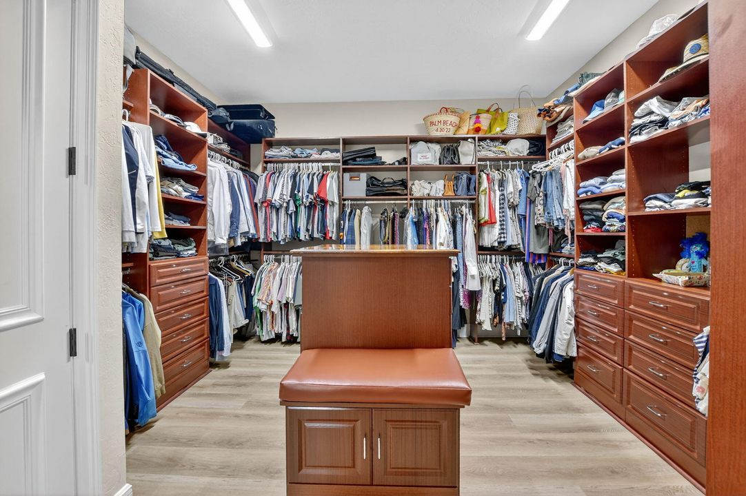 Active With Contract: $2,499,000 (6 beds, 4 baths, 4740 Square Feet)