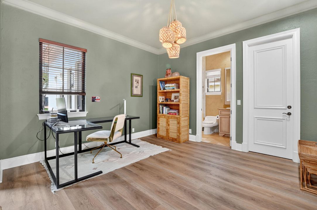 Active With Contract: $2,499,000 (6 beds, 4 baths, 4740 Square Feet)