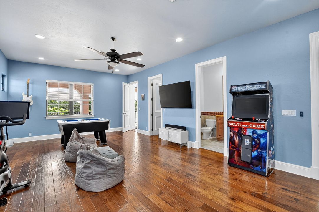 Active With Contract: $2,499,000 (6 beds, 4 baths, 4740 Square Feet)