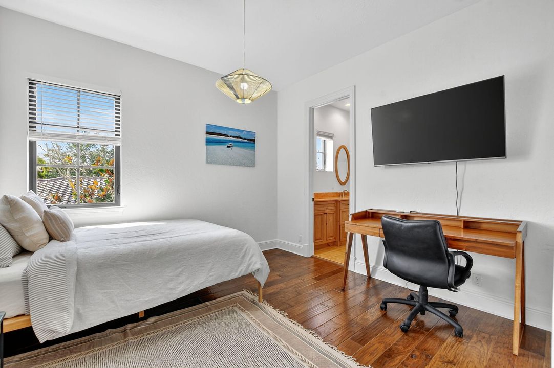 Active With Contract: $2,499,000 (6 beds, 4 baths, 4740 Square Feet)